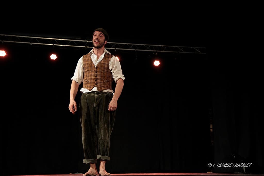 soirée Mimages fait son cirque à Saint-Sylvestre en Ardèche, festival du geste et du Mime, 2018, Pochtromorphose par la compagnie la Vrille