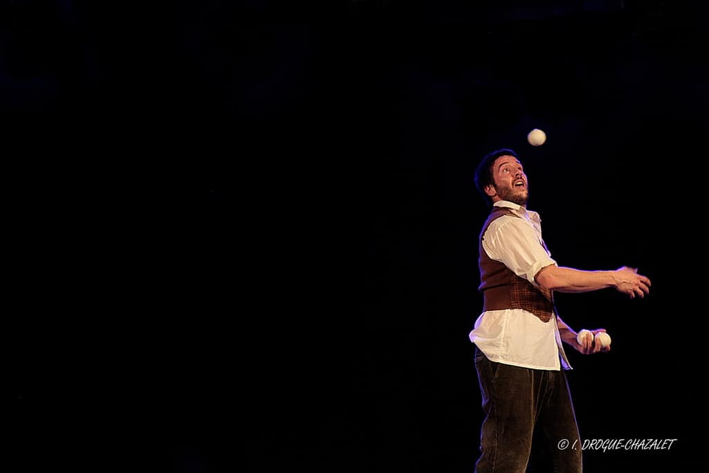 soirée Mimages fait son cirque à Saint-Sylvestre en Ardèche, festival du geste et du Mime, 2018, Pochtromorphose par la compagnie la Vrille