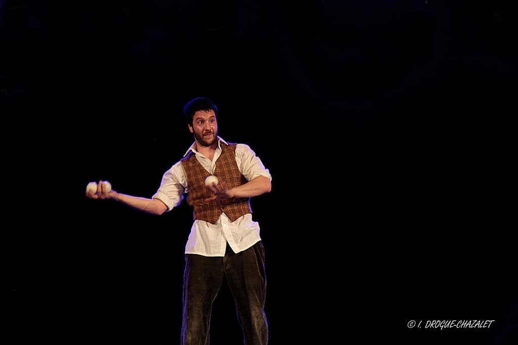 soirée Mimages fait son cirque à Saint-Sylvestre en Ardèche, festival du geste et du Mime, 2018, Pochtromorphose par la compagnie la Vrille