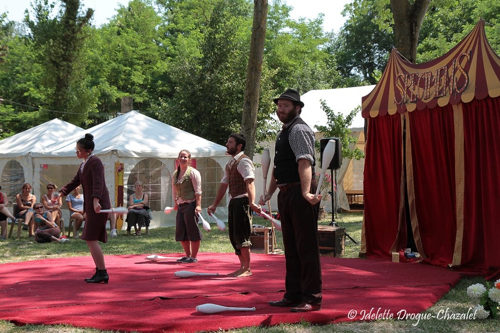 Quinzième festival "l'enfance de l'art" à Saint-Péray à la Cacharde organisé par la compagnie Zinzoline, spectacle les specimens