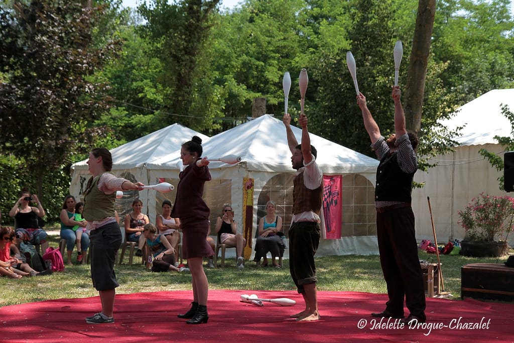 Quinzième festival "l'enfance de l'art" à Saint-Péray à la Cacharde organisé par la compagnie Zinzoline, spectacle les specimens