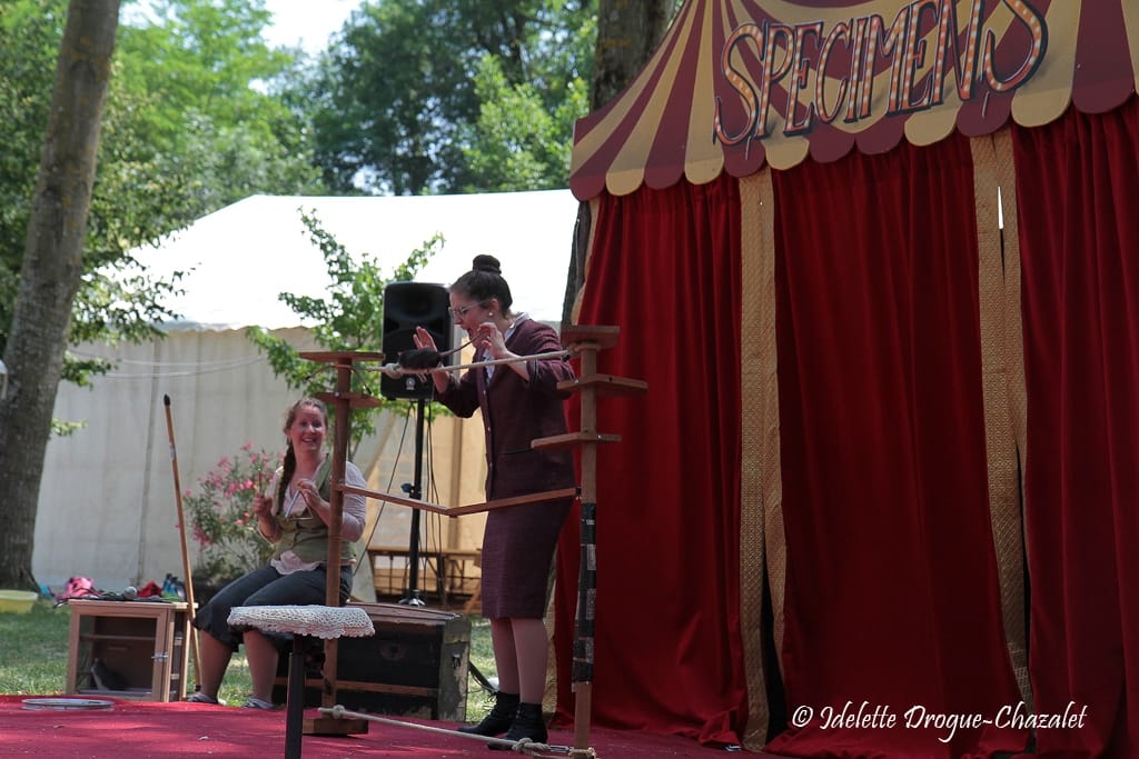 Quinzième festival "l'enfance de l'art" à Saint-Péray à la Cacharde organisé par la compagnie Zinzoline, spectacle les specimens