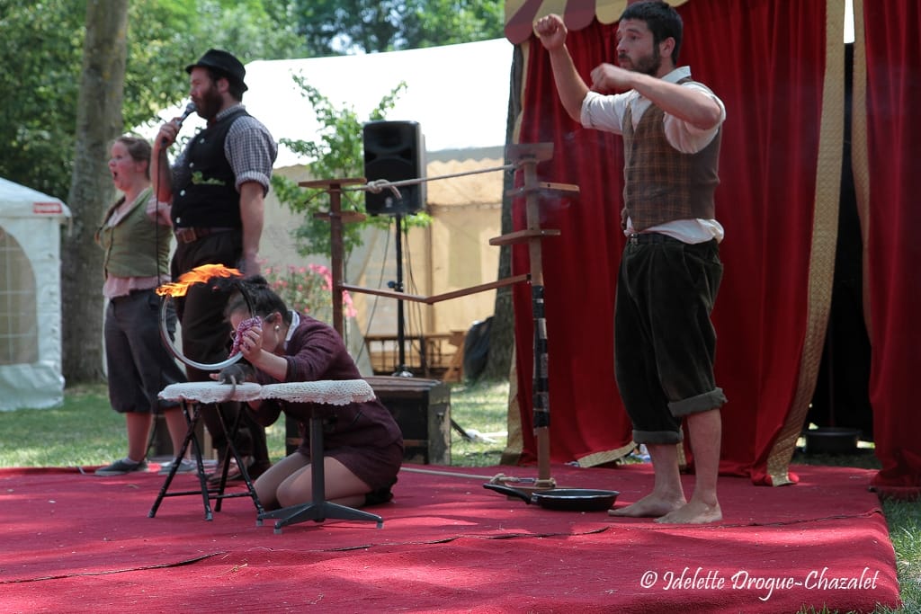 Quinzième festival "l'enfance de l'art" à Saint-Péray à la Cacharde organisé par la compagnie Zinzoline, spectacle les specimens