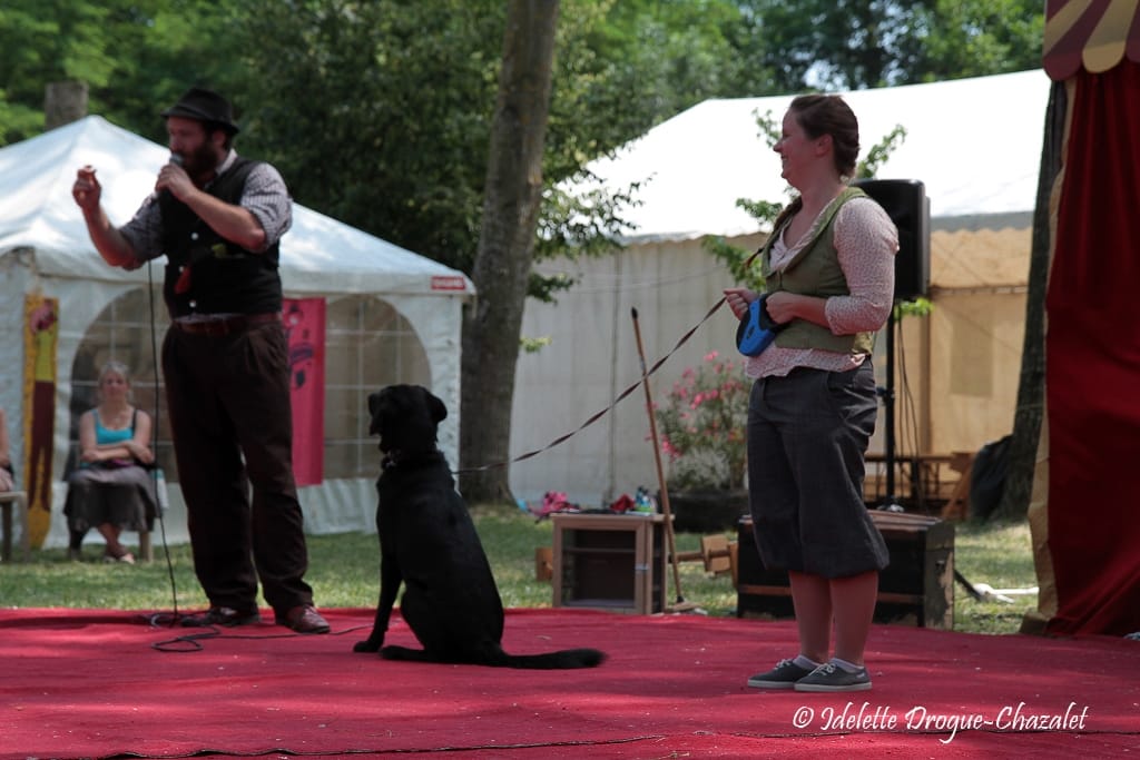 Quinzième festival "l'enfance de l'art" à Saint-Péray à la Cacharde organisé par la compagnie Zinzoline, spectacle les specimens
