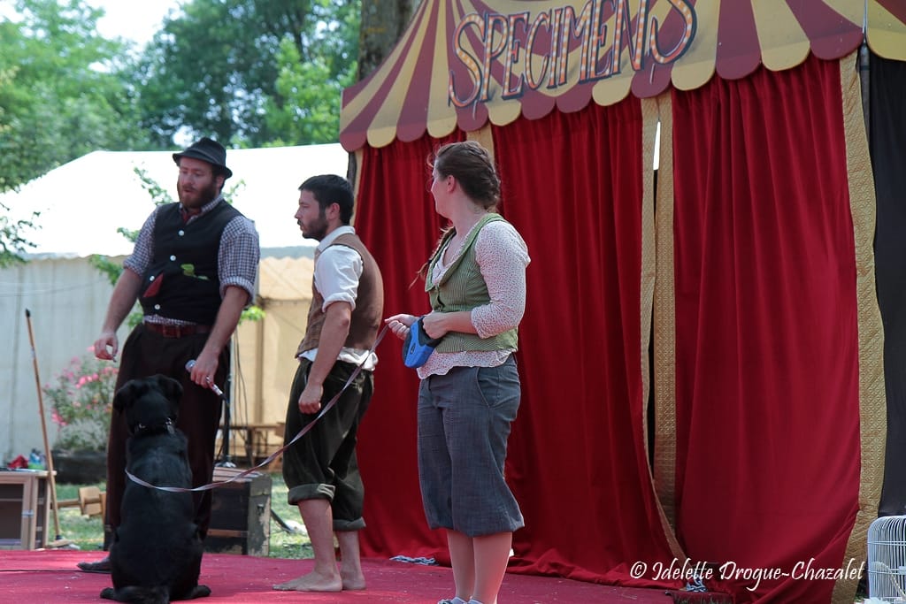 Quinzième festival "l'enfance de l'art" à Saint-Péray à la Cacharde organisé par la compagnie Zinzoline, spectacle les specimens