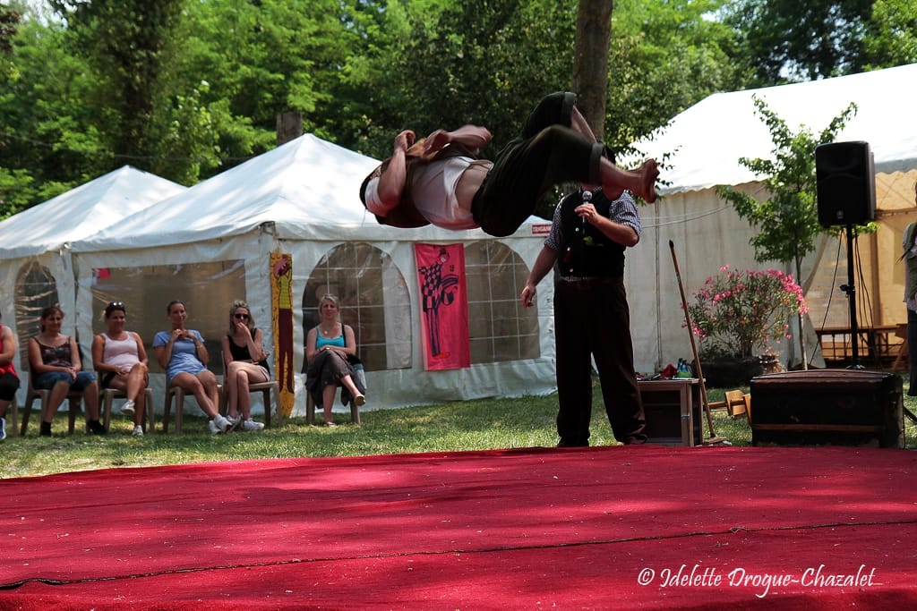 Quinzième festival "l'enfance de l'art" à Saint-Péray à la Cacharde organisé par la compagnie Zinzoline, spectacle les specimens