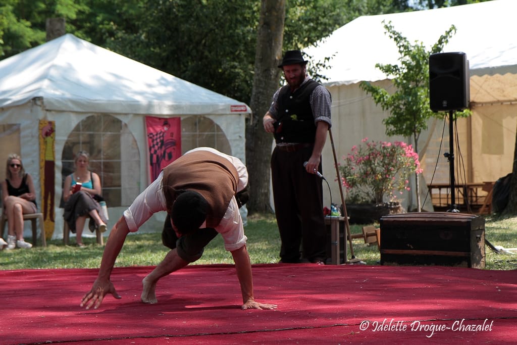 Quinzième festival "l'enfance de l'art" à Saint-Péray à la Cacharde organisé par la compagnie Zinzoline, spectacle les specimens