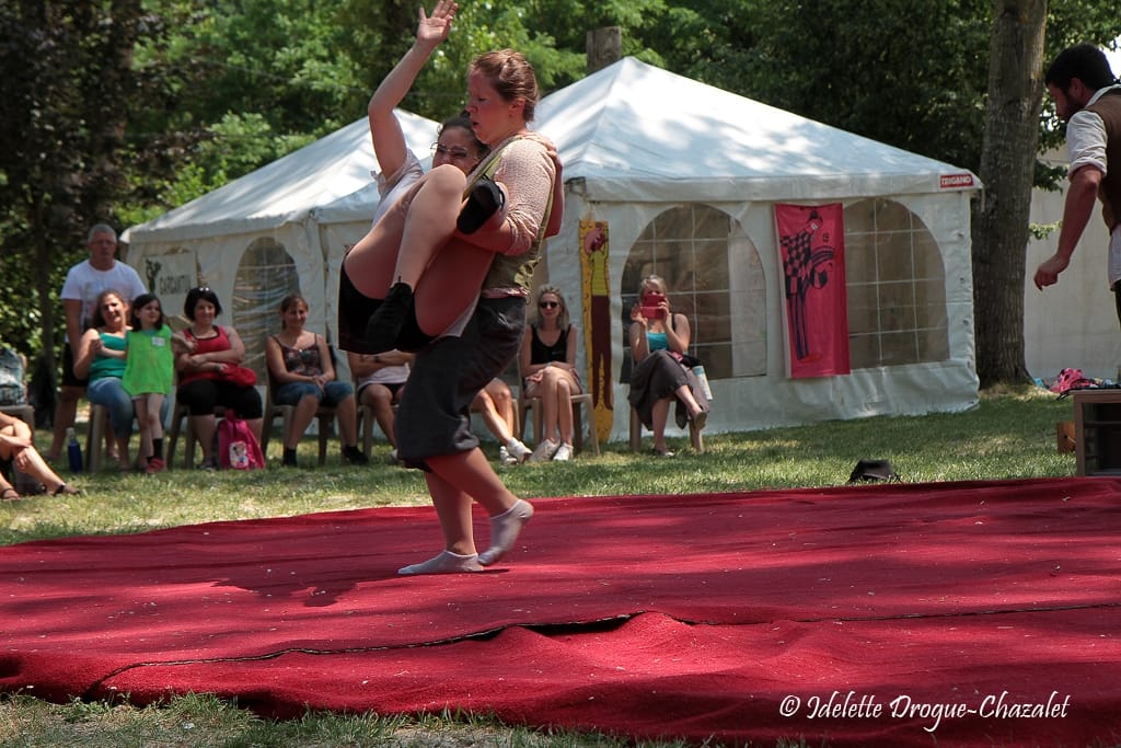 Quinzième festival "l'enfance de l'art" à Saint-Péray à la Cacharde organisé par la compagnie Zinzoline, spectacle les specimens