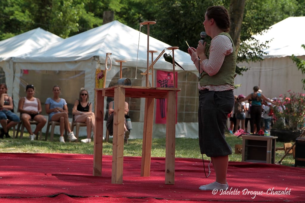 Quinzième festival "l'enfance de l'art" à Saint-Péray à la Cacharde organisé par la compagnie Zinzoline, spectacle les specimens
