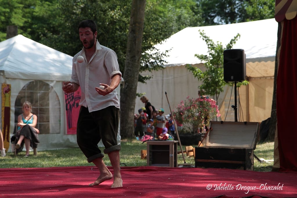 Quinzième festival "l'enfance de l'art" à Saint-Péray à la Cacharde organisé par la compagnie Zinzoline, spectacle les specimens