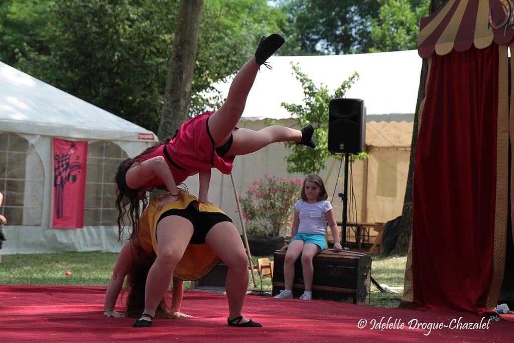 Quinzième festival "l'enfance de l'art" à Saint-Péray à la Cacharde organisé par la compagnie Zinzoline, spectacle les specimens