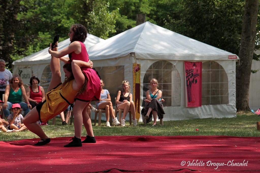 Quinzième festival "l'enfance de l'art" à Saint-Péray à la Cacharde organisé par la compagnie Zinzoline, spectacle les specimens