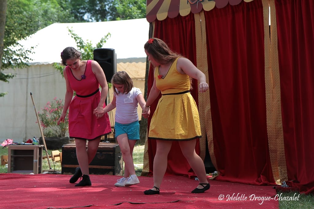 Quinzième festival "l'enfance de l'art" à Saint-Péray à la Cacharde organisé par la compagnie Zinzoline, spectacle les specimens