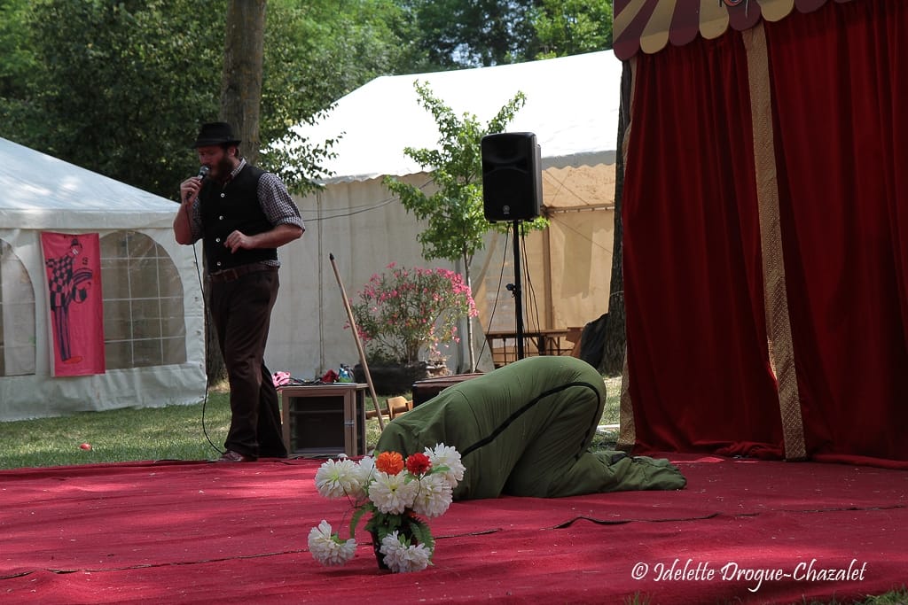 Quinzième festival "l'enfance de l'art" à Saint-Péray à la Cacharde organisé par la compagnie Zinzoline, spectacle les specimens