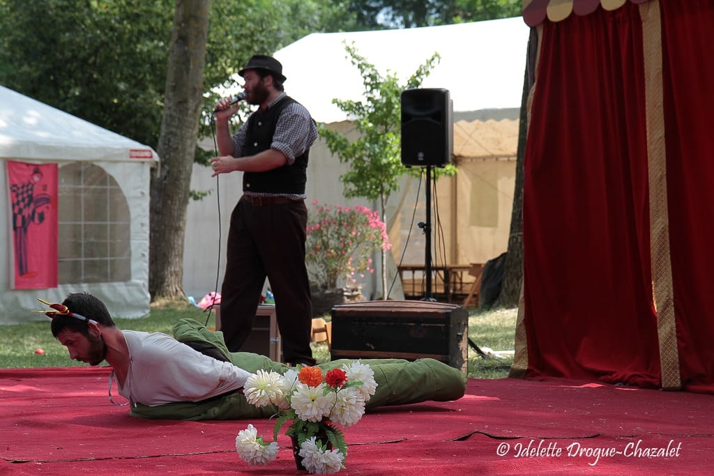 Quinzième festival "l'enfance de l'art" à Saint-Péray à la Cacharde organisé par la compagnie Zinzoline, spectacle les specimens