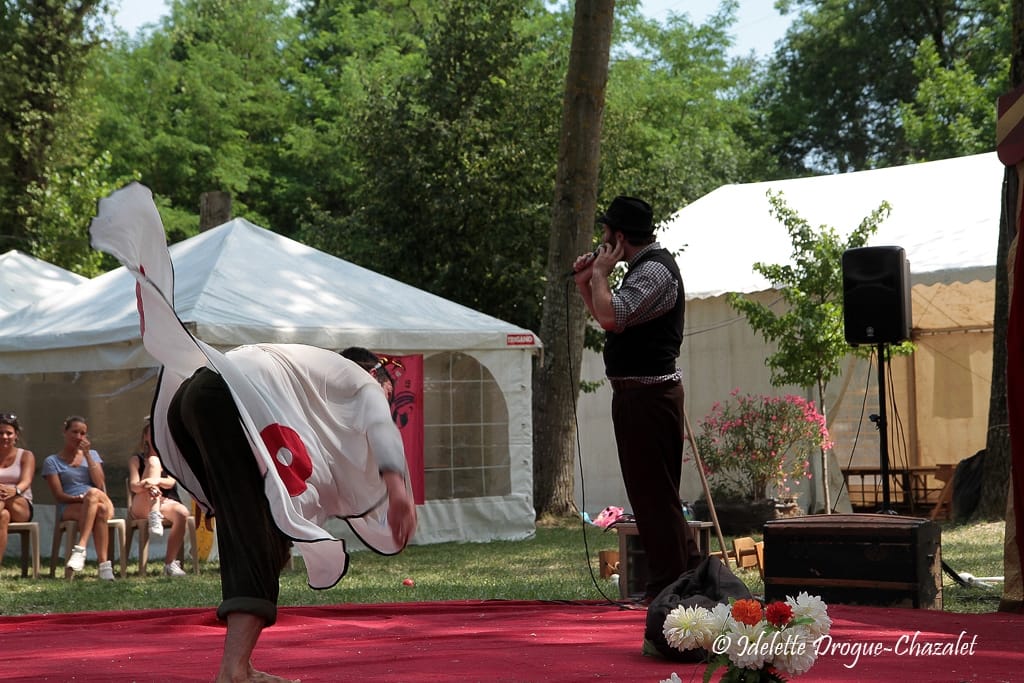 Quinzième festival "l'enfance de l'art" à Saint-Péray à la Cacharde organisé par la compagnie Zinzoline, spectacle les specimens