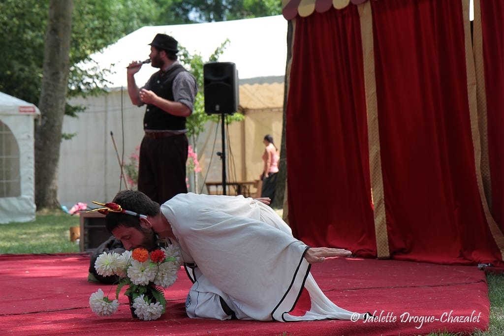 Quinzième festival "l'enfance de l'art" à Saint-Péray à la Cacharde organisé par la compagnie Zinzoline, spectacle les specimens