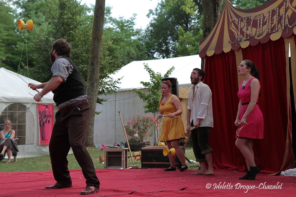 Quinzième festival "l'enfance de l'art" à Saint-Péray à la Cacharde organisé par la compagnie Zinzoline, spectacle les specimens