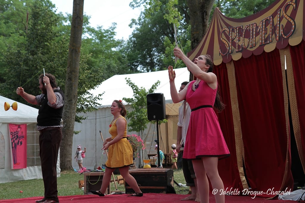 Quinzième festival "l'enfance de l'art" à Saint-Péray à la Cacharde organisé par la compagnie Zinzoline, spectacle les specimens