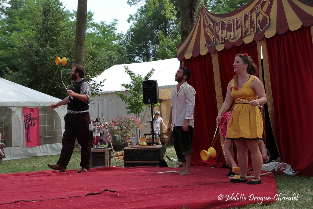 Quinzième festival "l'enfance de l'art" à Saint-Péray à la Cacharde organisé par la compagnie Zinzoline, spectacle les specimens
