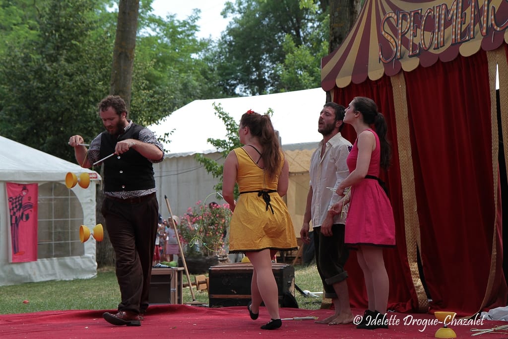 Quinzième festival "l'enfance de l'art" à Saint-Péray à la Cacharde organisé par la compagnie Zinzoline, spectacle les specimens
