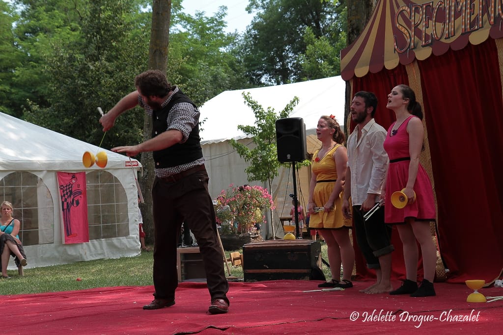 Quinzième festival "l'enfance de l'art" à Saint-Péray à la Cacharde organisé par la compagnie Zinzoline, spectacle les specimens