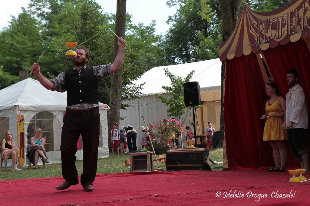 Quinzième festival "l'enfance de l'art" à Saint-Péray à la Cacharde organisé par la compagnie Zinzoline, spectacle les specimens