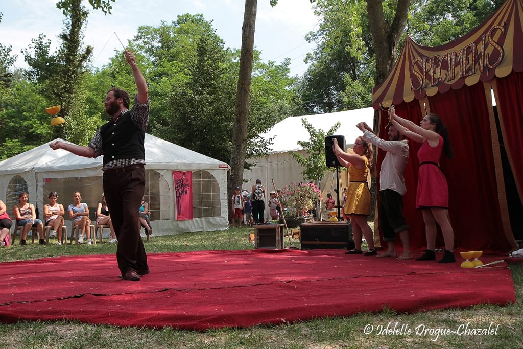 Quinzième festival "l'enfance de l'art" à Saint-Péray à la Cacharde organisé par la compagnie Zinzoline, spectacle les specimens