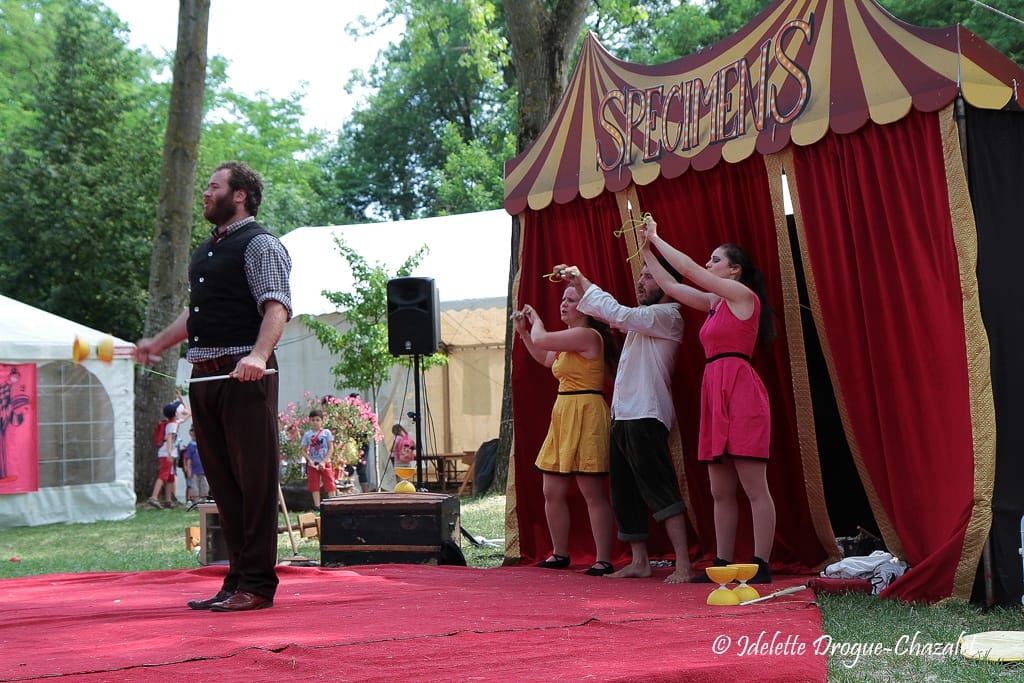 Quinzième festival "l'enfance de l'art" à Saint-Péray à la Cacharde organisé par la compagnie Zinzoline, spectacle les specimens