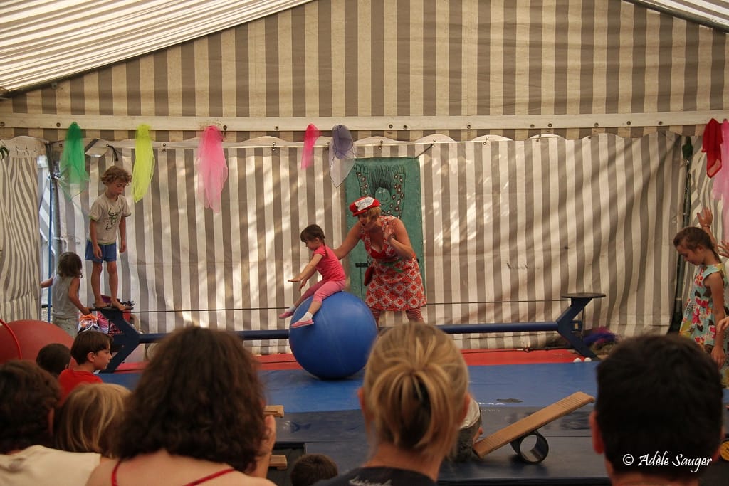 Quinzième festival "l'enfance de l'art" à Saint-Péray à la Cacharde organisé par la compagnie Zinzoline, spectacle cirque avec Juliette