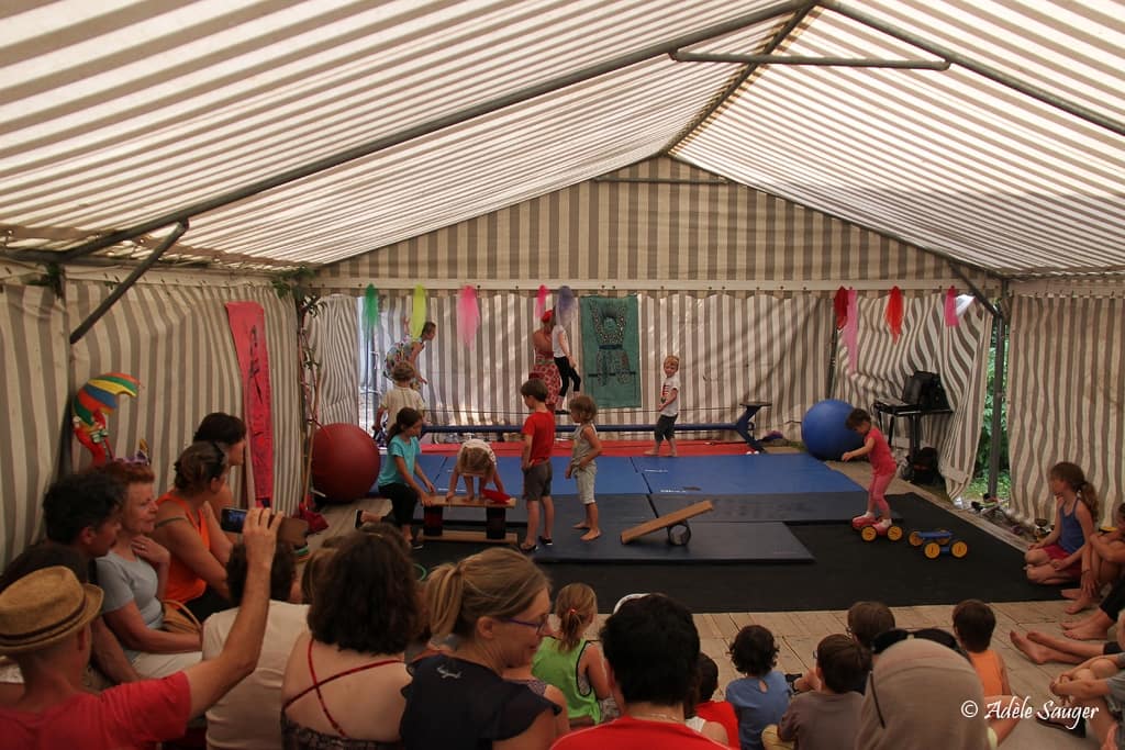 Quinzième festival "l'enfance de l'art" à Saint-Péray à la Cacharde organisé par la compagnie Zinzoline, spectacle cirque avec Juliette
