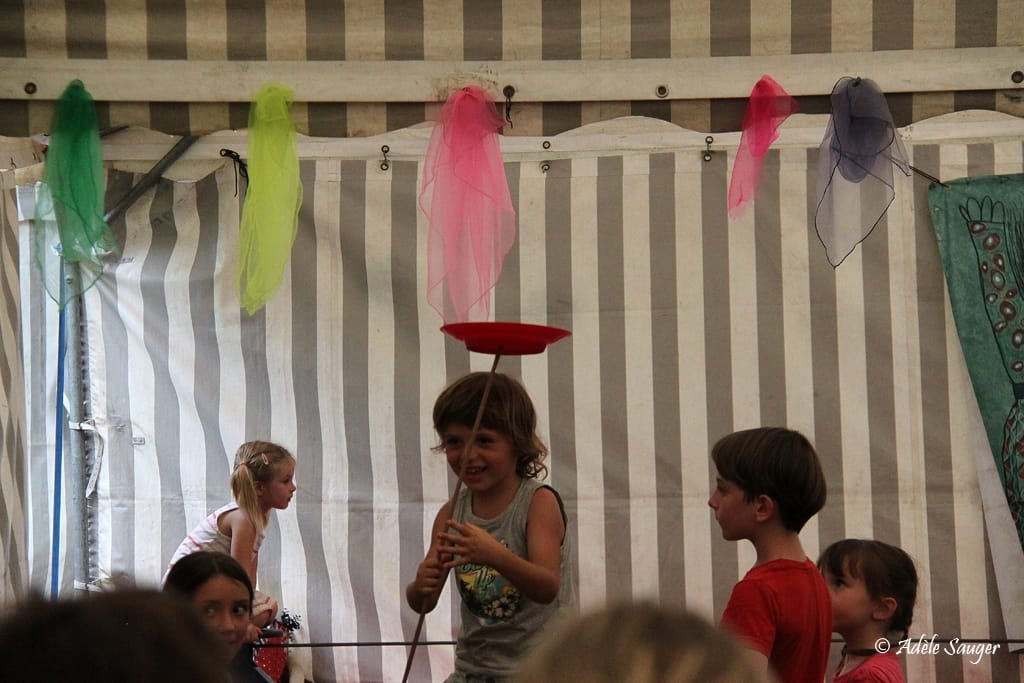 Quinzième festival "l'enfance de l'art" à Saint-Péray à la Cacharde organisé par la compagnie Zinzoline, spectacle cirque avec Juliette