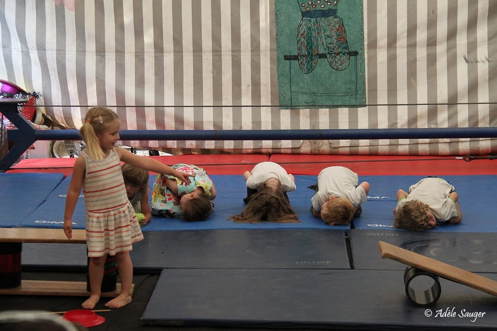 Quinzième festival "l'enfance de l'art" à Saint-Péray à la Cacharde organisé par la compagnie Zinzoline, spectacle cirque avec Juliette