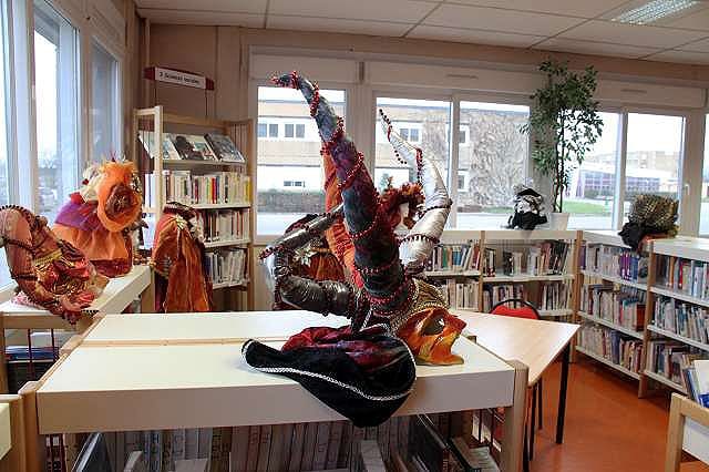 Exposition de la compagnie Zinzoline, photographies et costumes de Venise au lycée Barthélémy de Laffemas de Valence en février 2013