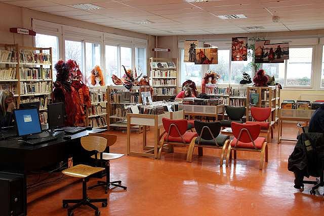 Exposition de la compagnie Zinzoline, photographies et costumes de Venise au lycée Barthélémy de Laffemas de Valence en février 2013