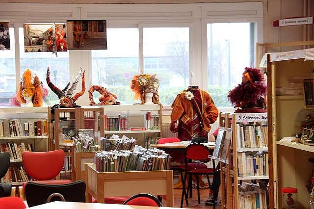 Exposition de la compagnie Zinzoline, photographies et costumes de Venise au lycée Barthélémy de Laffemas de Valence en février 2013