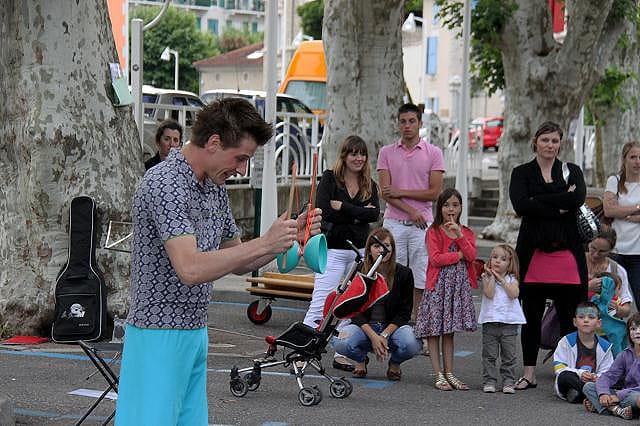 Fête de la musique à Saint-Péray en 2012, specatcle un lange passe par la compagnie Ecorpsabulle