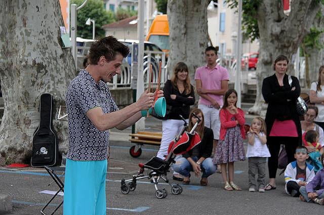 Fête de la musique à Saint-Péray en 2012, specatcle un lange passe par la compagnie Ecorpsabulle