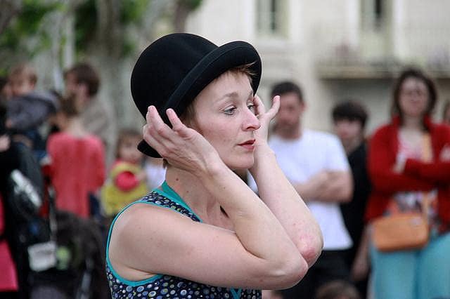 Fête de la musique à Saint-Péray en 2012, specatcle un lange passe par la compagnie Ecorpsabulle