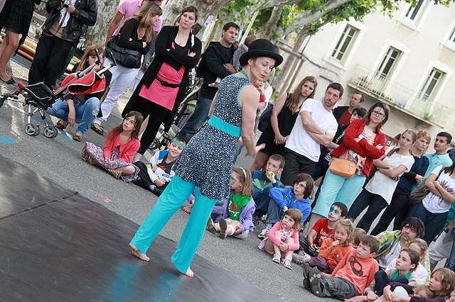 Fête de la musique à Saint-Péray en 2012, specatcle un lange passe par la compagnie Ecorpsabulle