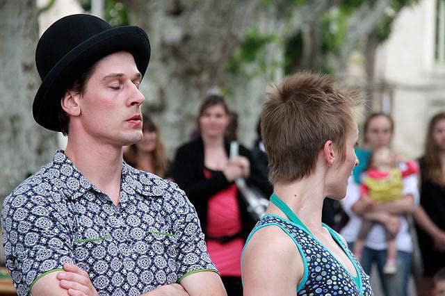 Fête de la musique à Saint-Péray en 2012, specatcle un lange passe par la compagnie Ecorpsabulle