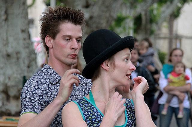 Fête de la musique à Saint-Péray en 2012, specatcle un lange passe par la compagnie Ecorpsabulle