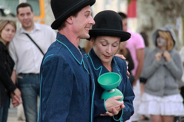 Fête de la musique à Saint-Péray en 2012, specatcle un lange passe par la compagnie Ecorpsabulle
