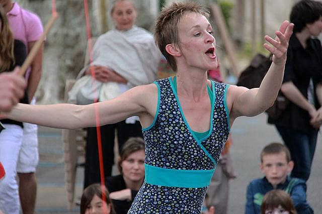 Fête de la musique à Saint-Péray en 2012, specatcle un lange passe par la compagnie Ecorpsabulle