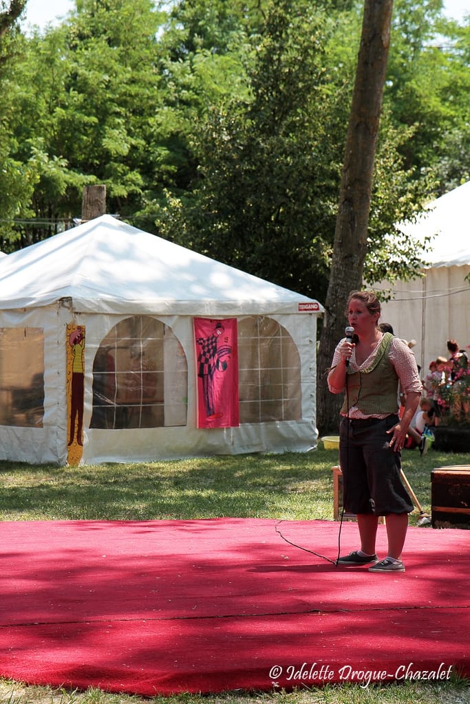 Quinzième festival "l'enfance de l'art" à Saint-Péray à la Cacharde organisé par la compagnie Zinzoline, spectacle les specimens