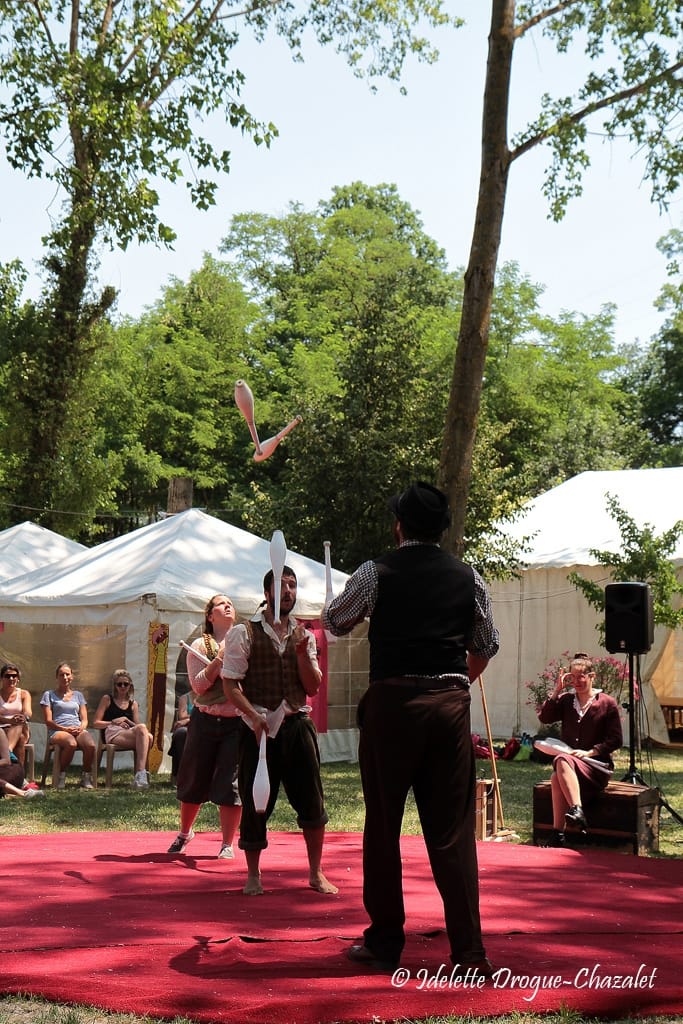 Quinzième festival "l'enfance de l'art" à Saint-Péray à la Cacharde organisé par la compagnie Zinzoline, spectacle les specimens