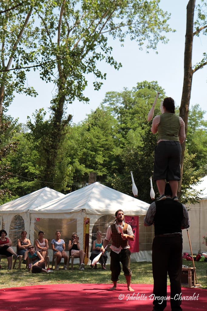 Quinzième festival "l'enfance de l'art" à Saint-Péray à la Cacharde organisé par la compagnie Zinzoline, spectacle les specimens