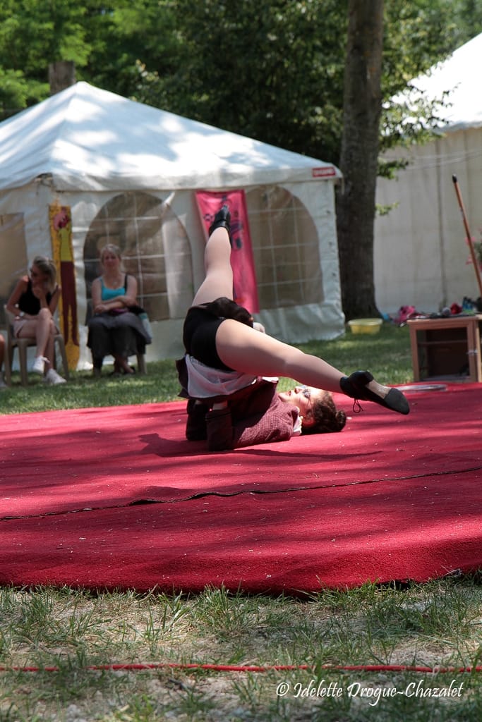 Quinzième festival "l'enfance de l'art" à Saint-Péray à la Cacharde organisé par la compagnie Zinzoline, spectacle les specimens