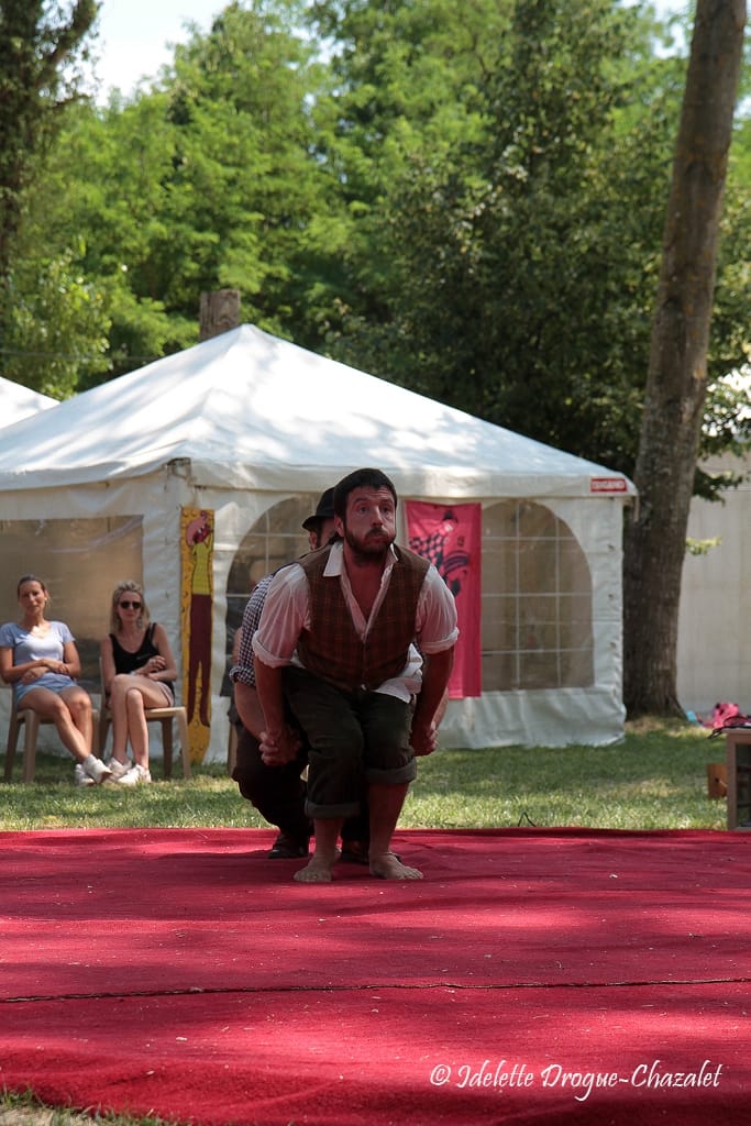 Quinzième festival "l'enfance de l'art" à Saint-Péray à la Cacharde organisé par la compagnie Zinzoline, spectacle les specimens