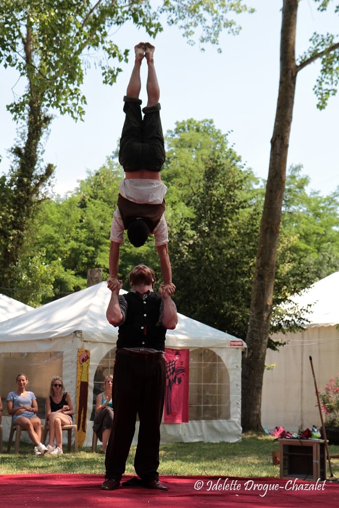 Quinzième festival "l'enfance de l'art" à Saint-Péray à la Cacharde organisé par la compagnie Zinzoline, spectacle les specimens